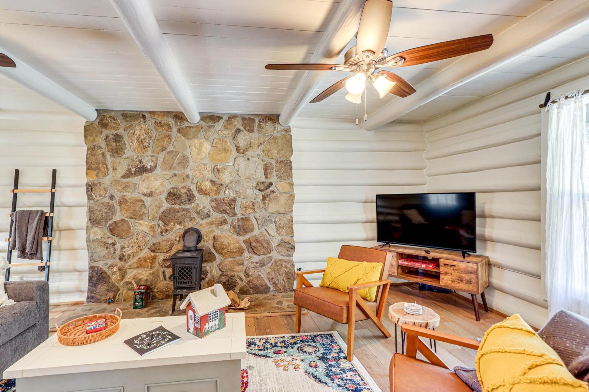 Dog-Friendly Hiawassee Cabin With Decks And Fire Pit! Экстерьер фото